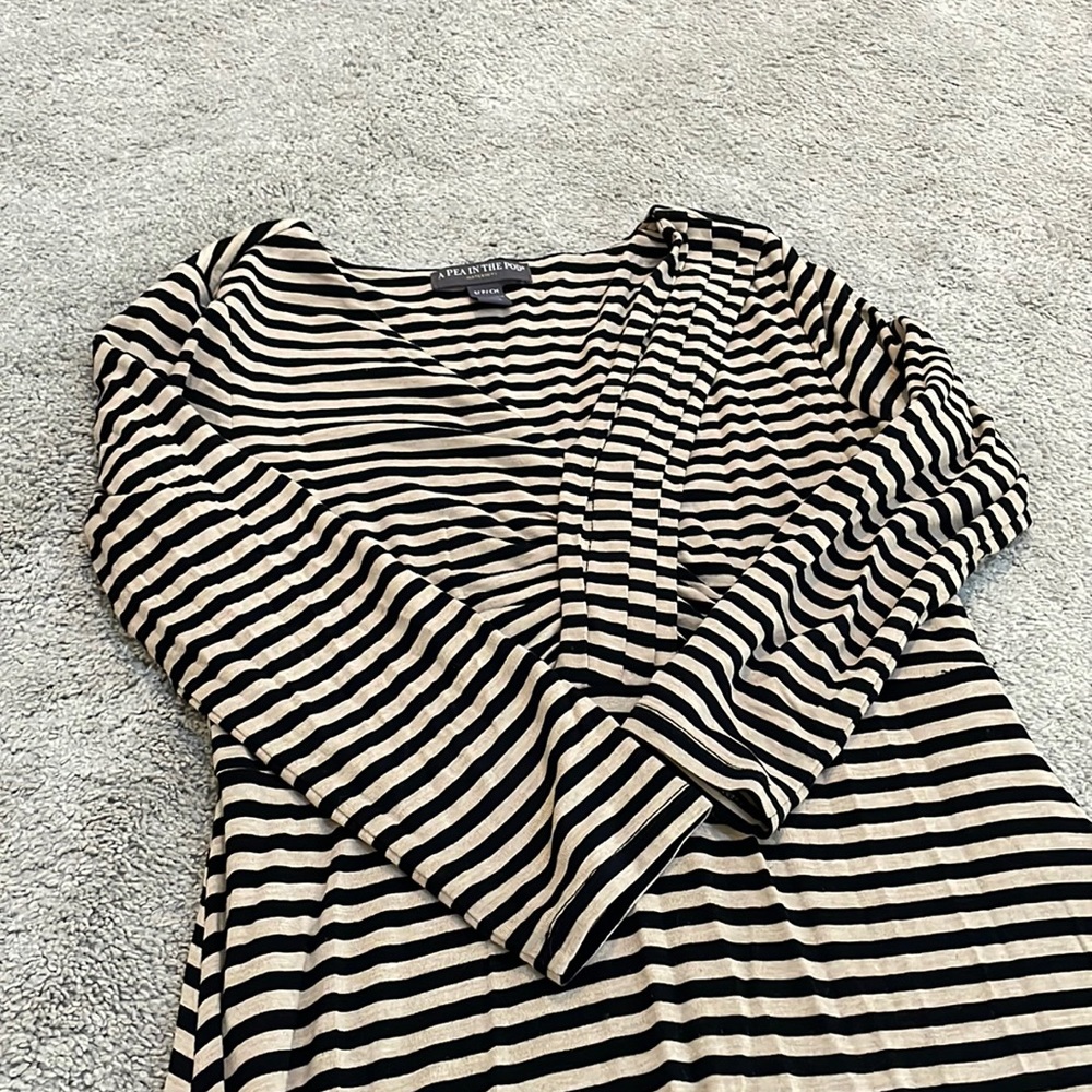 Cute, great condition Pea in the Pod size small maternity dress.